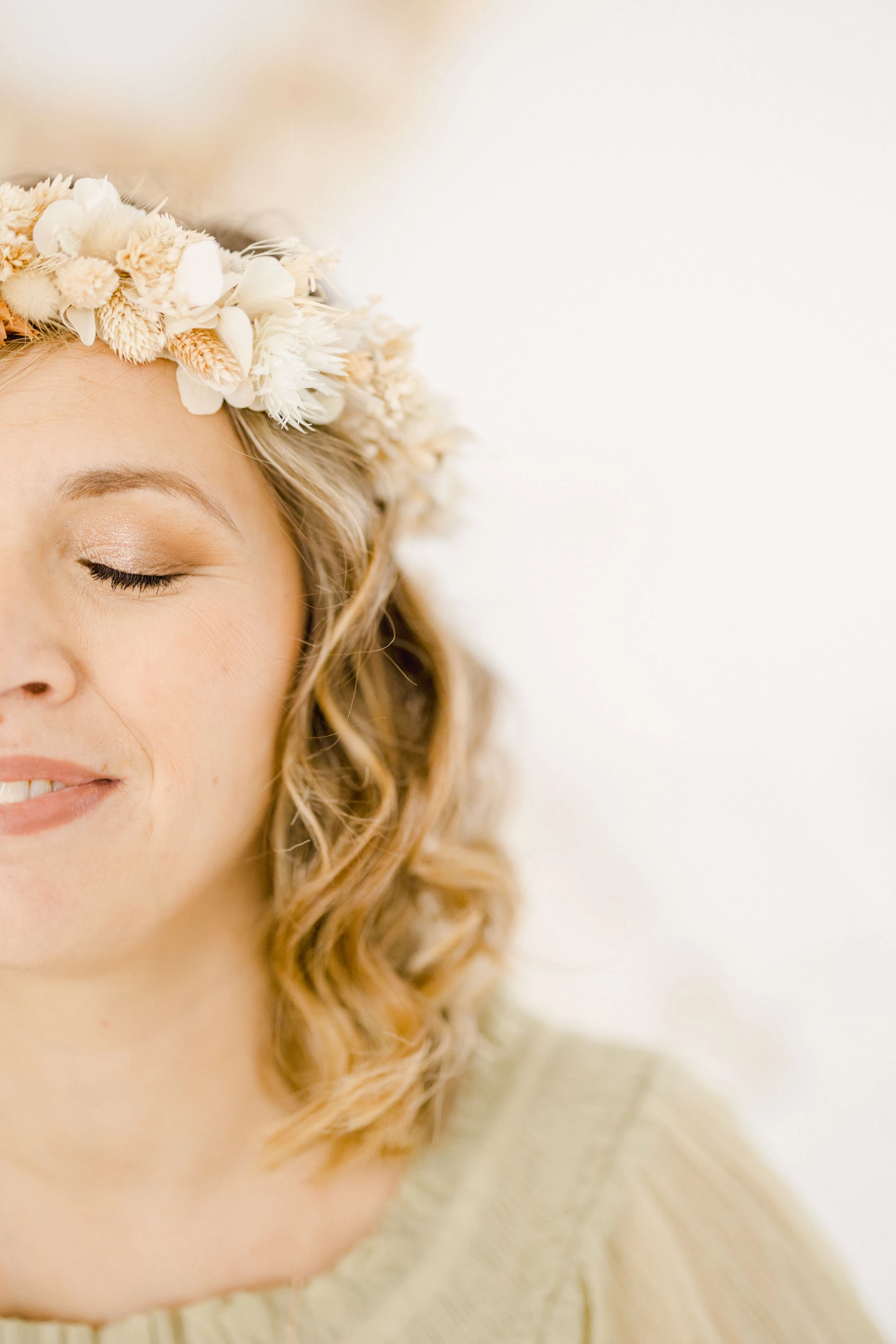 fleur pétale bandeau cheveux longs gris